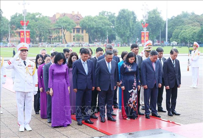 Đoàn đại biểu Thành uỷ, HĐND, UBND, Ủy ban MTTQ Việt Nam thành phố Hà Nội thành kính tưởng nhớ Chủ tịch Hồ Chí Minh. Ảnh: An Đăng/TTXVN