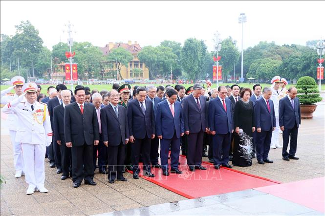 Các đồng chí lãnh đạo, nguyên lãnh đạo Đảng, Nhà nước tưởng nhớ Chủ tịch Hồ Chí Minh. Ảnh: An Đăng/TTXVN