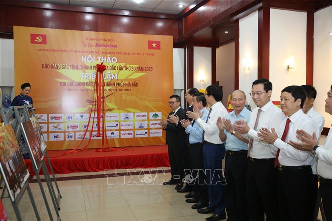 Các đại biểu thực hiện nghi thức khai trương trưng bày ảnh. Ảnh: Quốc Lũy/TTXVN