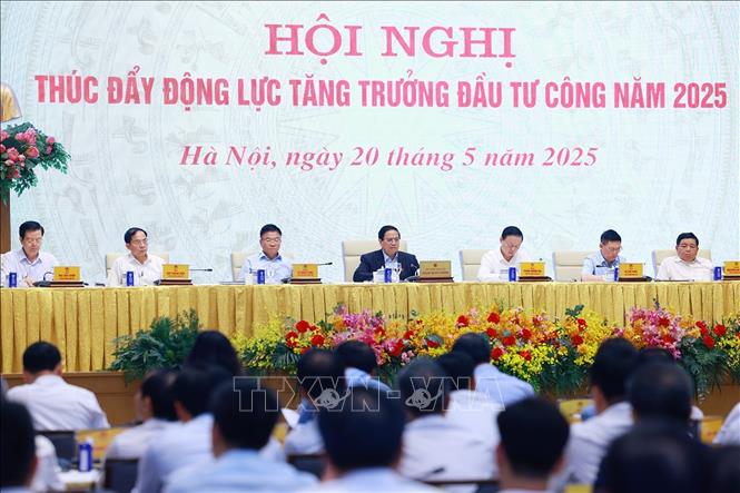 Thủ tướng Phạm Minh Chính và các Phó Thủ tướng chủ trì Hội nghị thúc đẩy động lực tăng trưởng đầu tư công năm 2025. Ảnh: Dương Giang/TTXVN