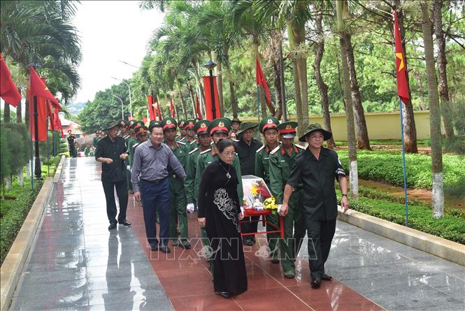 Lãnh đạo tỉnh Đắk Lắk đưa hài cốt các liệt sĩ ra Nghĩa trang liệt sĩ tỉnh. 