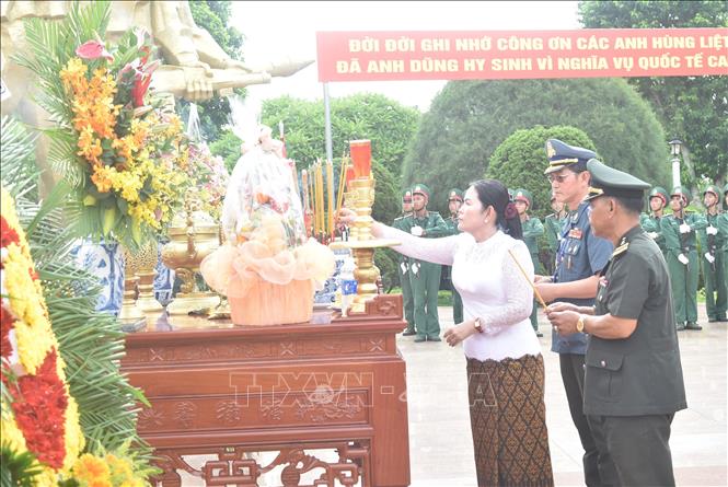 Lãnh đạo tỉnh Mondulkiri (Campuchia) thắp hương tưởng nhớ anh linh các liệt sĩ. 