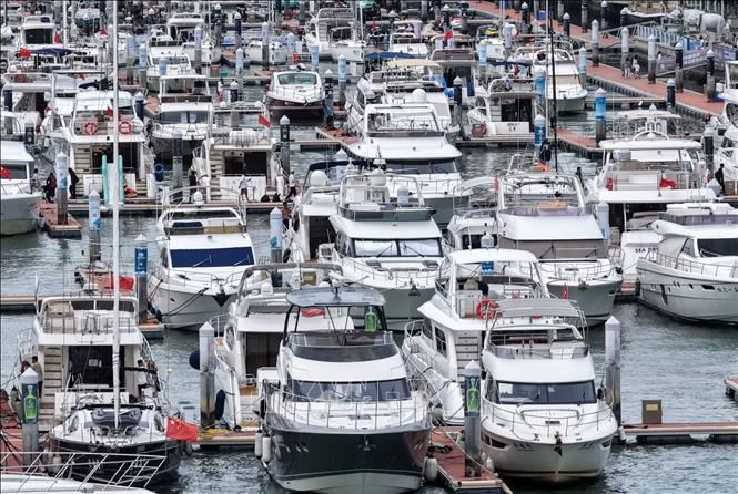 Tàu thuyền neo đậu tránh bão Kajiki tại cảng ở tỉnh Hải Nam, Trung Quốc ngày 23/8/2025. Ảnh: THX/TTXVN