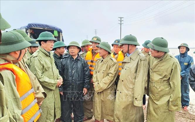 Phó Thủ tướng Mai Văn Chính trực tiếp thăm hỏi đồng bào vùng ngập nặng tại Hà Tĩnh Chú thích ảnh