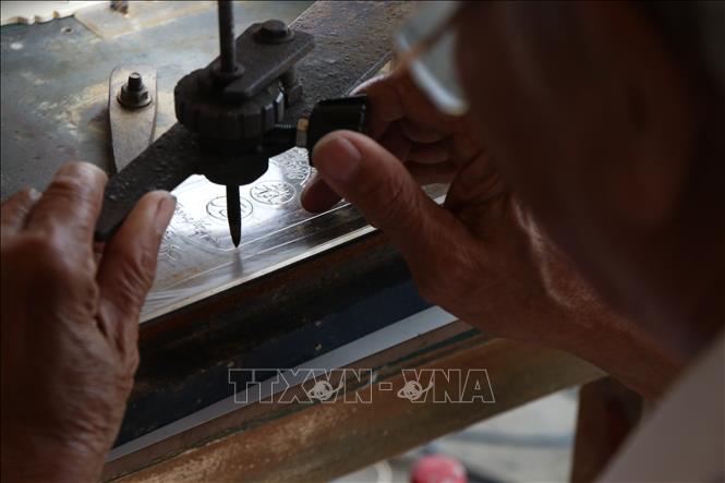 Giữ lại ký ức Tết xưa bằng nghề làm xăm hường truyền thống Chú thích ảnh