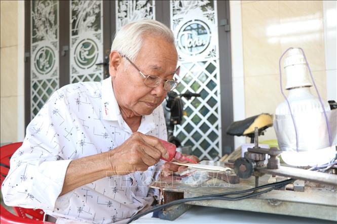 Giữ lại ký ức Tết xưa bằng nghề làm xăm hường truyền thống Chú thích ảnh