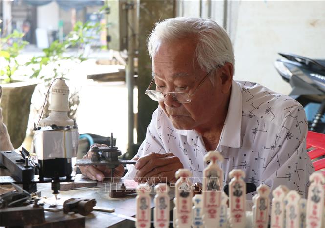 Giữ lại ký ức Tết xưa bằng nghề làm xăm hường truyền thống Chú thích ảnh