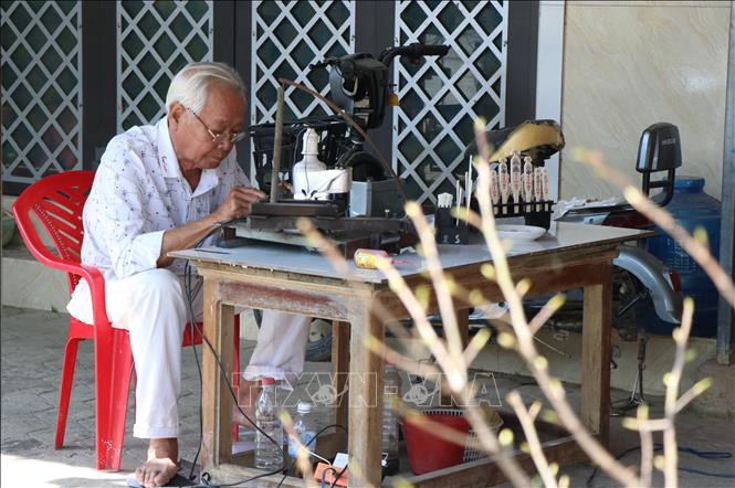 Giữ lại ký ức Tết xưa bằng nghề làm xăm hường truyền thống Chú thích ảnh