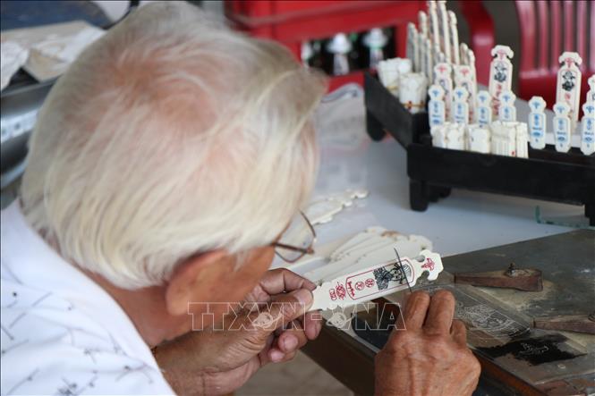 Giữ lại ký ức Tết xưa bằng nghề làm xăm hường truyền thống Chú thích ảnh