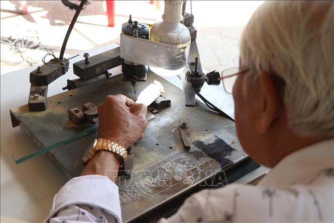 Giữ lại ký ức Tết xưa bằng nghề làm xăm hường truyền thống Chú thích ảnh