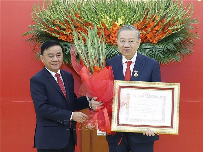 Lễ trao Huy hiệu 45 năm tuổi Đảng tặng Tổng Bí thư Tô Lâm Chú thích ảnh