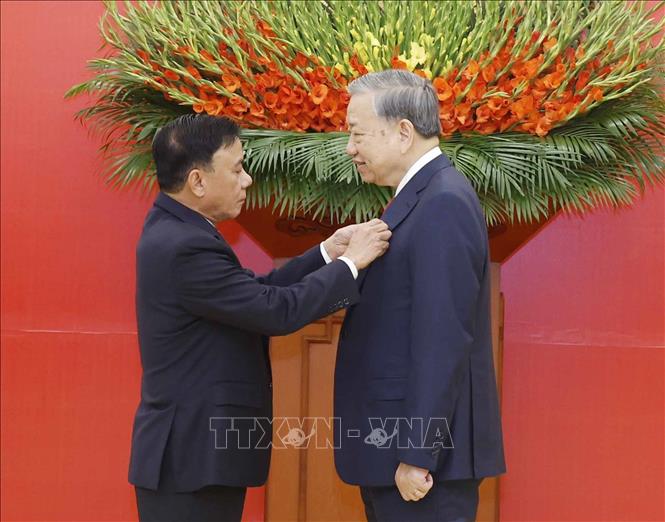 Lễ trao Huy hiệu 45 năm tuổi Đảng tặng Tổng Bí thư Tô Lâm Chú thích ảnh