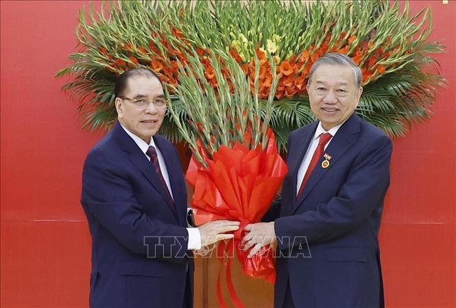 Lễ trao Huy hiệu 45 năm tuổi Đảng tặng Tổng Bí thư Tô Lâm Chú thích ảnh