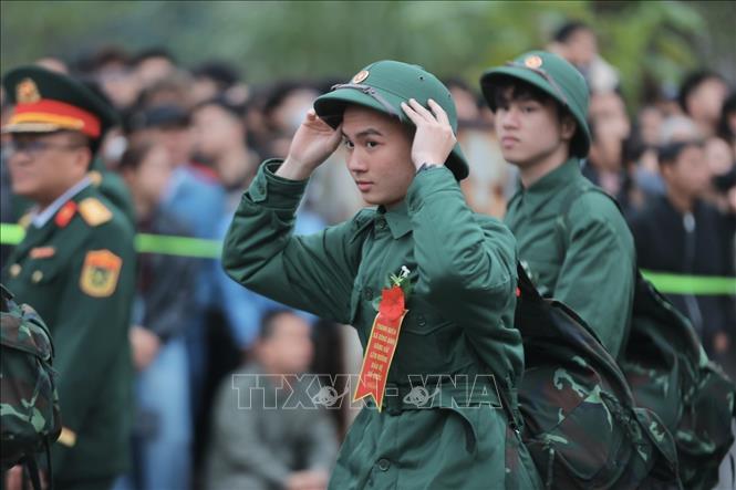 Thanh niên Thủ đô hăng hái lên đường nhập ngũ Chú thích ảnh