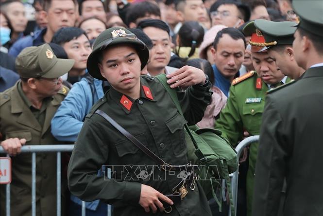 Thanh niên Thủ đô hăng hái lên đường nhập ngũ Chú thích ảnh