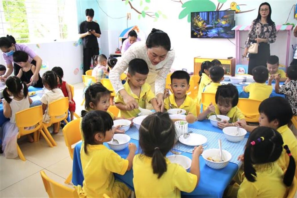 Bữa ăn học đường năm học mới: An toàn từ tâm, sạch từ gốc