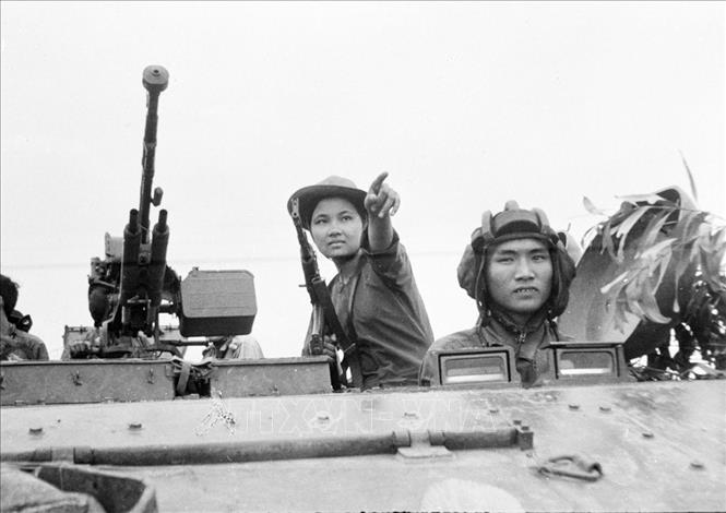 Nữ chiến sĩ biệt động Nguyễn Trung Kiên (Cao Thị Nhíp) dẫn đường cho các chiến sĩ xe tăng Sư đoàn 10 (Quân đoàn 3) đánh chiếm sân bay Tân Sơn Nhất, ngày 30/4/1975. Ảnh: TTXVN
