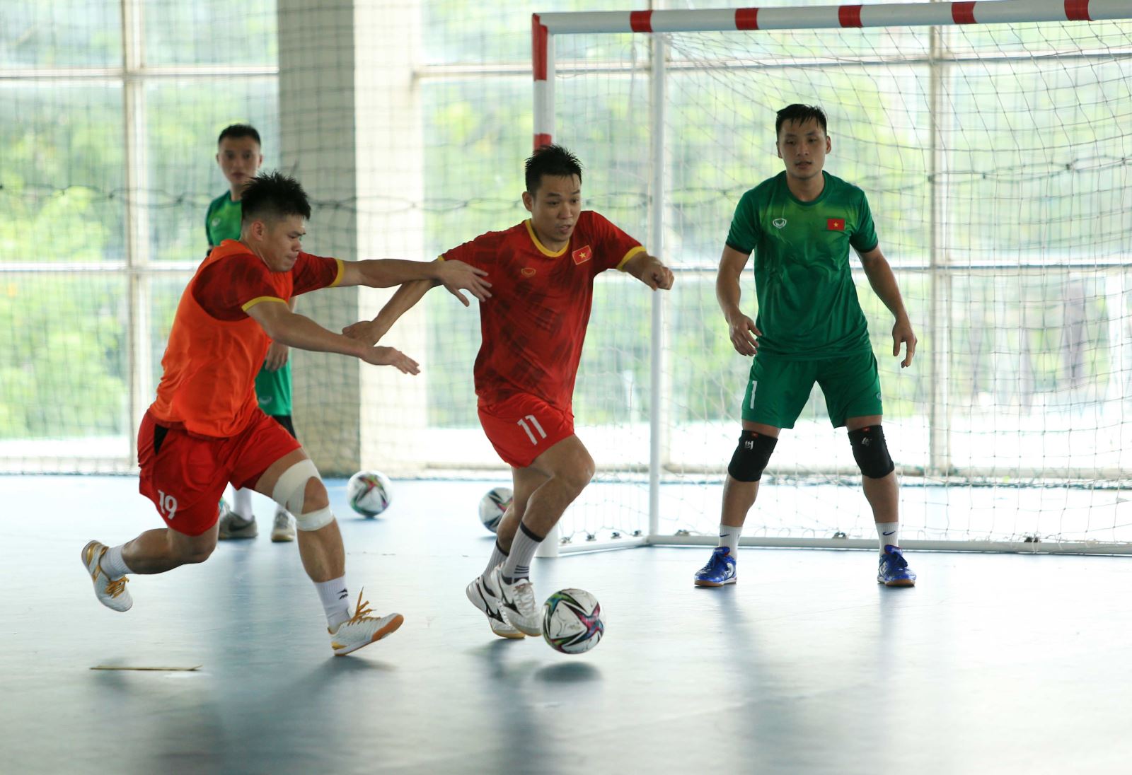 Futsal Việt Nam: Nếu bạn yêu thích môn thể thao Futsal, hãy đến ngay xem các trận đấu của Đội tuyển Futsal Việt Nam. Các cầu thủ sẽ mang lại cho bạn những pha bóng kỹ thuật, đẹp mắt và rất hấp dẫn.