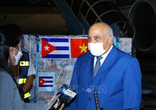 Đại sứ Cuba tại Việt Nam Orlando Nicolas Hernandez Guillen trả lời phỏng vấn phóng viên cơ quan thông tấn, báo chí tại lễ tiếp nhận. Ảnh: Nguyễn Điệp/TTXVN.