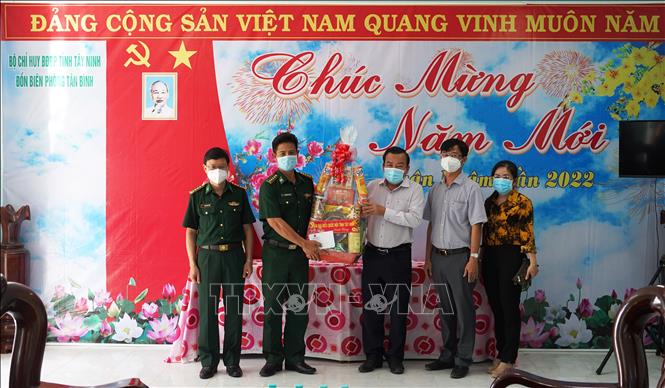 Đoàn đại biểu Quốc hội đơn vị tỉnh Tây Ninh trao tặng quà cho Đồn Biên phòng Tân Bình.