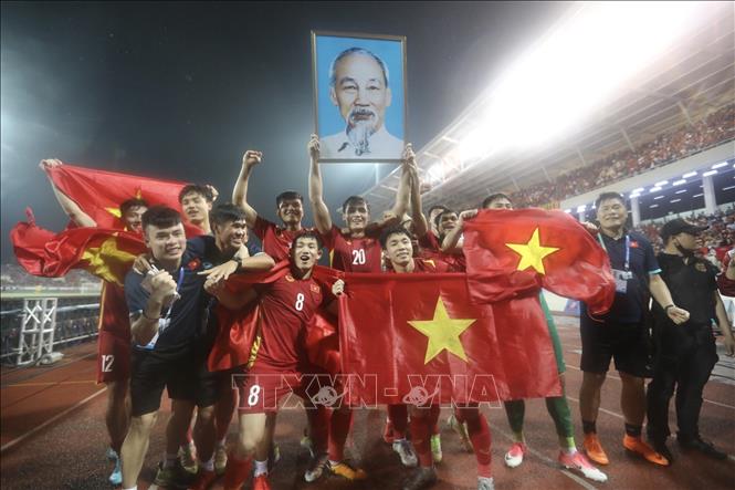 Truyền thông quốc tế đang phát tin tức về chiến thắng ngoạn mục của U23 Việt Nam. Sự thành công của đội bóng này đã được chú ý và đánh giá cao. Hãy cùng xem hình ảnh để cảm nhận được những cảm xúc của các cầu thủ sau chiến thắng này.