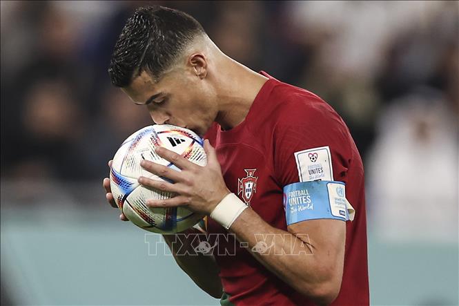 Hy hữu: CĐV xuống sân, nhấc bổng Ronaldo ở vòng loại EURO 2024