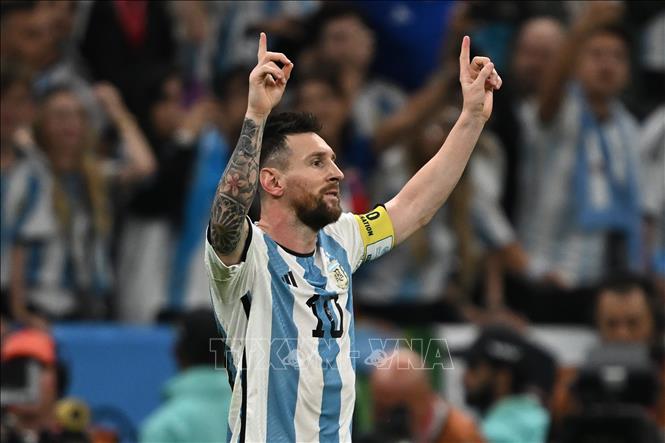 Trong trận chung kết World Cup 2022 giữa Argentina và Pháp, Messi và Mbappe đã có một pha đổi đầu ấn tượng. Đó cũng là lúc hai siêu sao này cho thấy sự tôn trọng lẫn nhau và thể hiện tinh thần thể thao đẹp. Hãy xem lại hình ảnh này và cảm nhận sự đẳng cấp của bóng đá thế giới.
