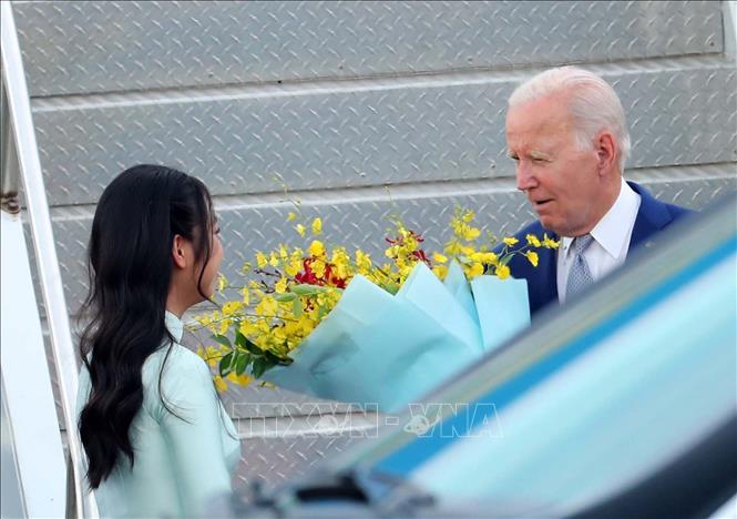 Thiếu nữ Thủ đô tặng hoa, chào mừng Tổng thống Hoa Kỳ Joe Biden đến  Hà Nội, bắt đầu chuyến thăm cấp Nhà nước tới Việt Nam - Ảnh: An Đăng/TTXVN