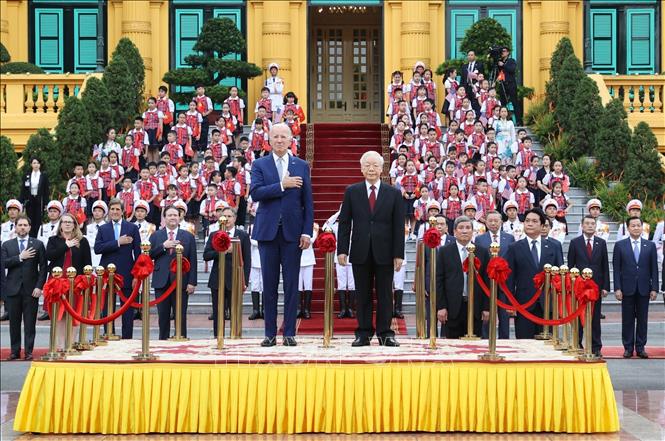 Tổng bí thư Nguyễn Phú Trọng và Tổng thống Hoa Kỳ Joe Biden trên bục danh dự, thực hiện nghi thức chào cờ - Ảnh: Trí Dũng/TTXVN
