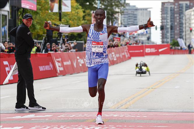 Vận động viên người Kenya Kelvin Kiptum mừng chiến thắng sau khi giành ngôi vô địch giải Marathon Chicago, lập kỷ lục thế giới mới, tại Chicago, Illinois, Mỹ, ngày 8/10/2023. Ảnh: AFP/TTXVN