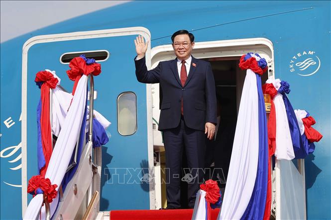 Chủ tịch Quốc hội Vương Đình Huệ đã đến Viêng Chăn, Lào