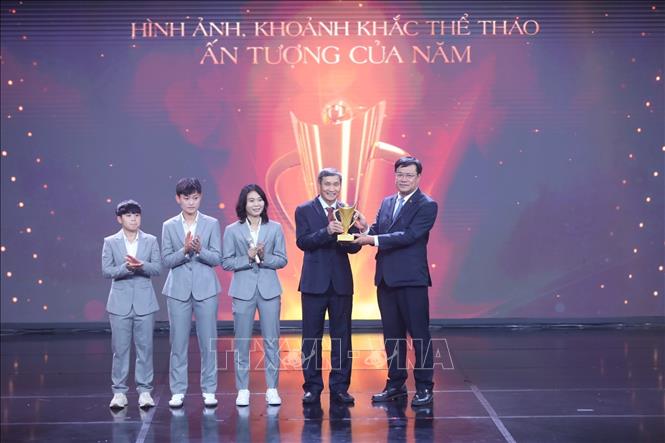 Ban tổ chức trao Cúp Chiến thắng, hạng mục Hình ảnh, khoảnh khắc thể thao ấn tượng của năm cho đội tuyển bóng đá nữ Việt Nam khi lần đầu tiên tham dự World Cup. Ảnh: Minh Quyết/TTXVN