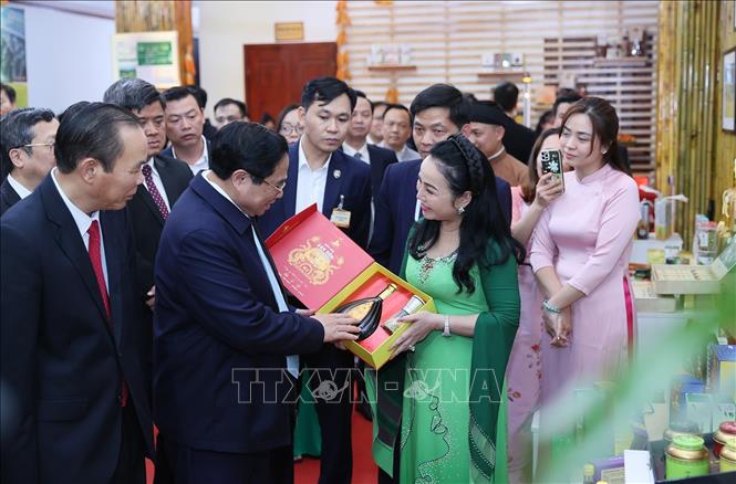 Thủ tướng Phạm Minh Chính tham quan các sản phẩm nông nghiệp. Ảnh: Dương Giang/TTXVN