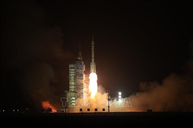 [Điện tử và sống số] Trung Quốc phóng tàu vũ trụ Thần Châu-18 lên Trạm vũ trụ Thiên Cung
