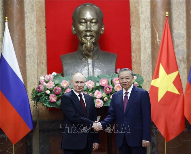 Chủ tịch nước Tô Lâm và Tổng thống Liên bang Nga Vladimir Putin chụp ảnh chung. Ảnh: Nhan Sáng/TTXVN