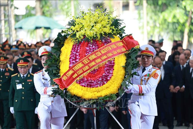 òng hoa của Đoàn Ban Chấp hành Trung ương Đảng vào viếng Tổng bí thư Nguyễn Phú Trọng - Ảnh: TTXVN