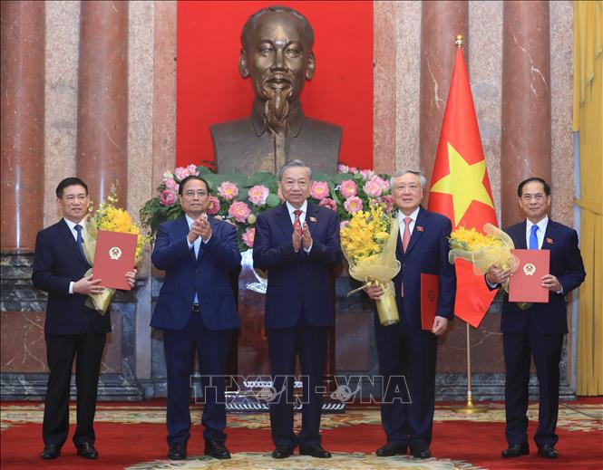 Tổng Bí thư, Chủ tịch nước Tô Lâm trao Quyết định bổ nhiệm, Thủ tướng Phạm Minh Chính tặng hoa chúc mừng các Phó Thủ tướng Nguyễn Hòa Bình, Bùi Thanh Sơn và Hồ Đức Phớc, ngày 26/8/2024. Ảnh: Lâm Khánh/TTXVN