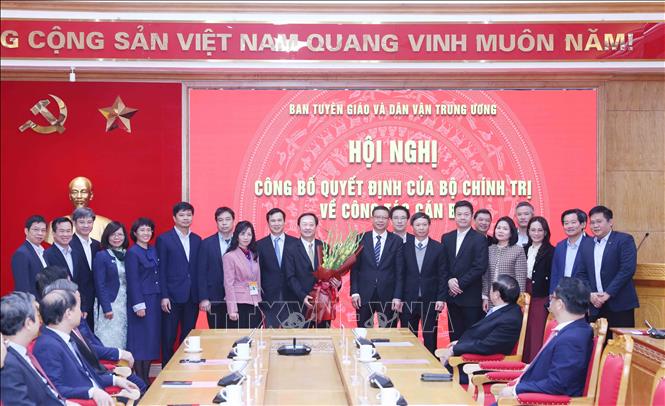 Các đồng chí lãnh đạo Bộ Khoa học và Công nghệ tặng hoa chúc mừng đồng chí Huỳnh Thành Đạt. Ảnh: Phương Hoa/TTXVN