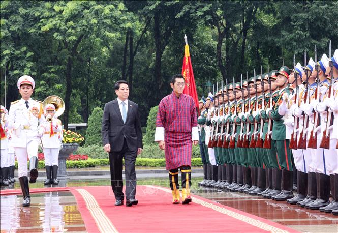 Chủ tịch nước Lương Cường và Quốc vương Bhutan Jigme Khesar Namgyel Wangchuck duyệt Đội danh dự Quân đội nhân dân Việt Nam. Ảnh: Lâm Khánh/TTXVN
