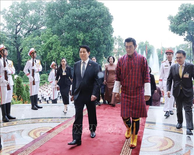 Chủ tịch nước Lương Cường và Quốc vương Bhutan Jigme Khesar Namgyel Wangchuck tại lễ đón. Ảnh: Lâm Khánh/TTXVN