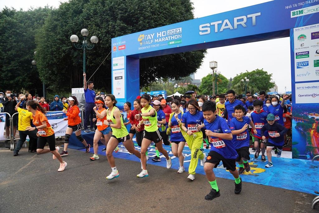 Tay Ho Half Marathon 2023 ghi nhận kỷ lục 5.000 người tham dự - Ảnh 2.