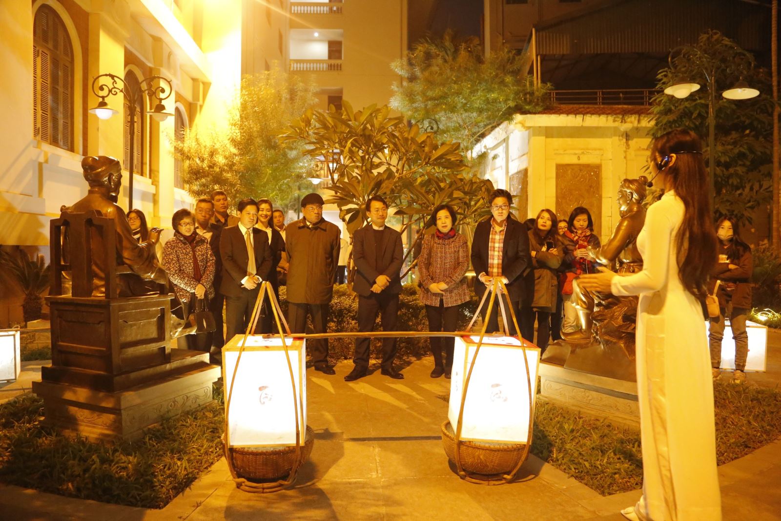 Lần đầu tiên ra mắt tour đêm du lịch văn học chữ Tâm, chữ Tài - Ảnh 2.