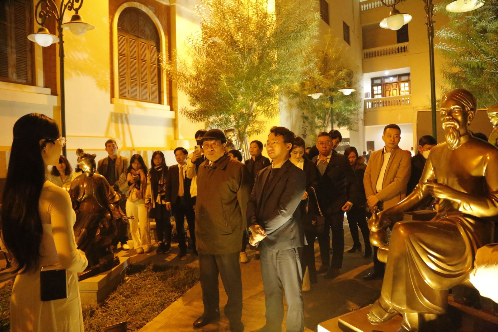 Lần đầu tiên ra mắt tour đêm du lịch văn học chữ Tâm, chữ Tài - Ảnh 3.