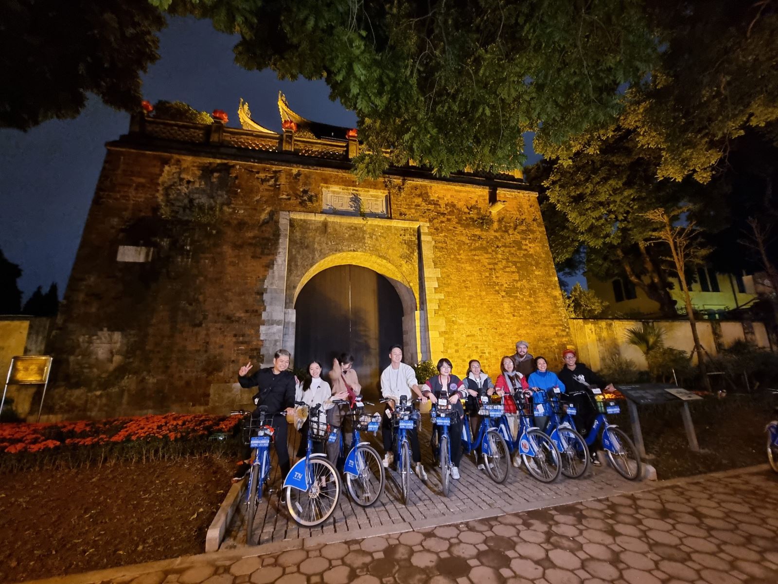 Đêm thăng long hành trình bằng xe đạp tận mắt Hà Nội