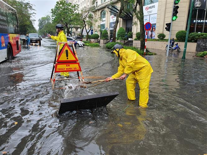 Mùa mưa đã đến, ngập lụt là điều mà mọi người ở Hà Nội đều phải chịu đựng. Nhưng đừng bao giờ quên rằng, với sự hy sinh của những người dân trong việc xây dựng một Hà Nội xanh thật sự, ngập lụt sẽ không còn là nỗi lo.