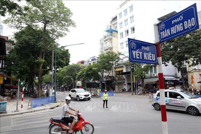 Rào chắn phố Trần Hưng Đạo để thi công nhà ga đường sắt đô thị Nhổn - Ga Hà  Nội | baotintuc.vn