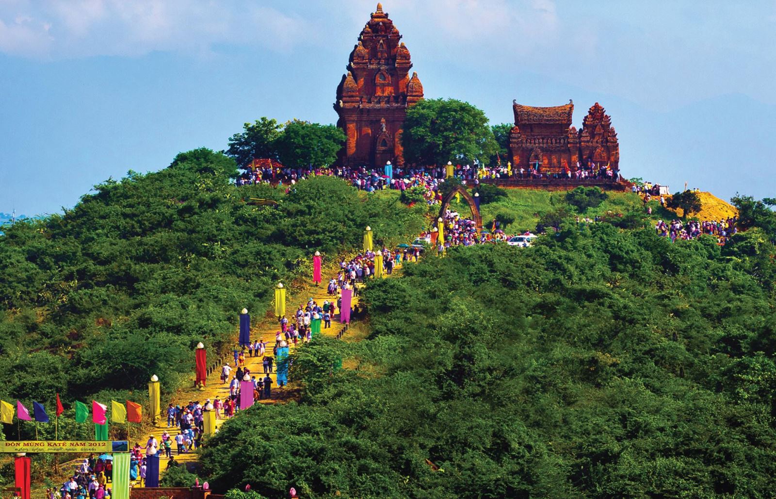 Triển lãm văn hóa tại Việt Nam là nơi thu hút hàng ngàn lượt khách đến tham quan và khám phá những sắc màu văn hoá độc đáo của Việt Nam. Hãy cùng đến triển lãm để trải nghiệm những sắc màu đẹp nhất cùng với màu trắng tinh khôi.