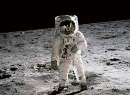 Số phận lạ lùng của túi bụi Mặt trăng mà tàu Apollo 11 mang ...