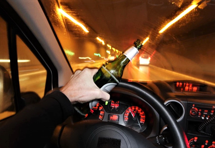 Tiếp cận với hình ảnh tình huống lái xe sử dụng rượu bia tại Anh để nhận thức được hậu quả nghiêm trọng mà việc này gây ra, và ý nghĩa của việc áp đặt mức phạt cứng nhắc cho những hành vi này.