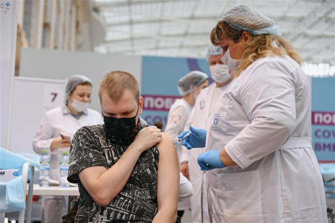 Tiêm vaccine COVID-19 cho người dân ở Moskva, Nga. Ảnh: THX/TTXVN